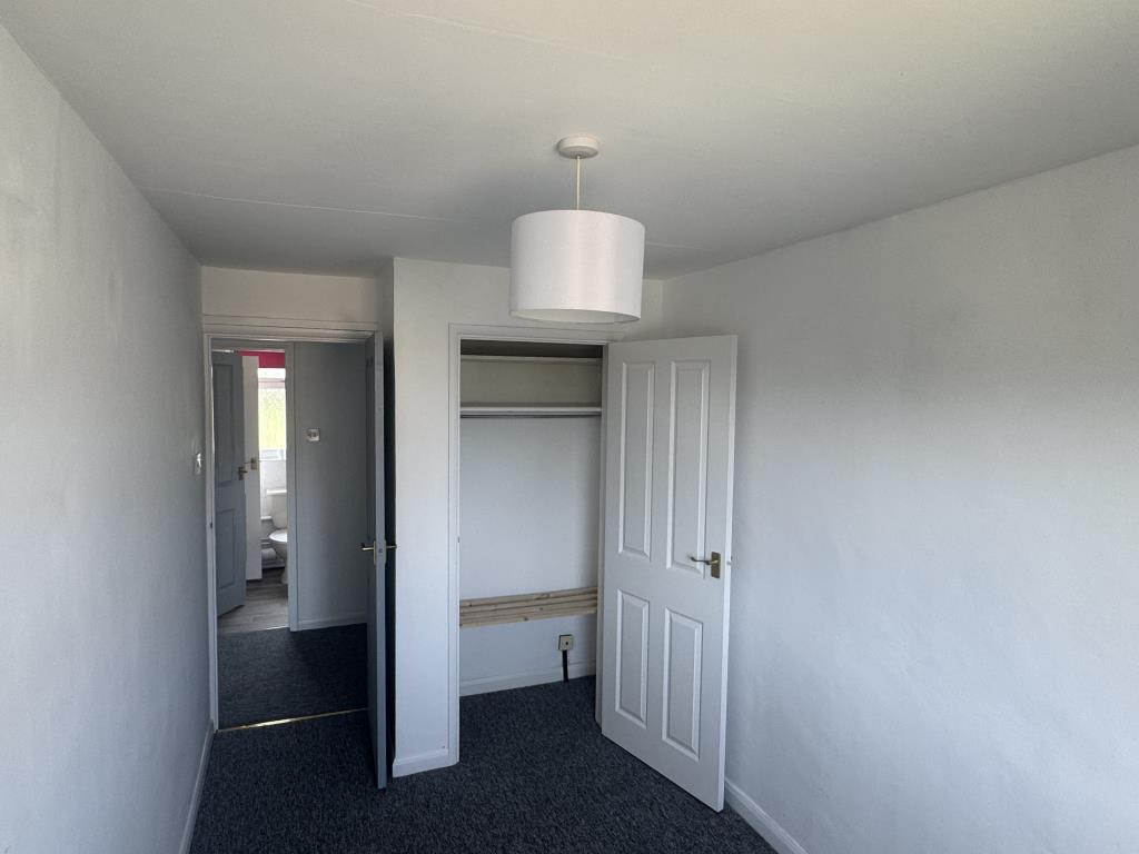 Lot: 168 - TWO-BEDROOM FLAT WITH GARAGE CLOSE TO THE SEAFRONT - Bedroom with built in storage